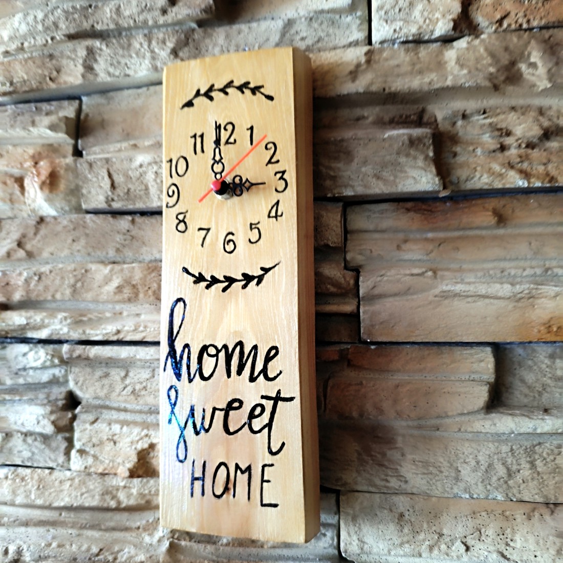 Ceas de perete din lemn lucrat manual cu inscripția Home sweet home - - Artynos.ro Ceas de perete din lemn lucrat manual cu inscripția Home sweet home - - Artynos.ro