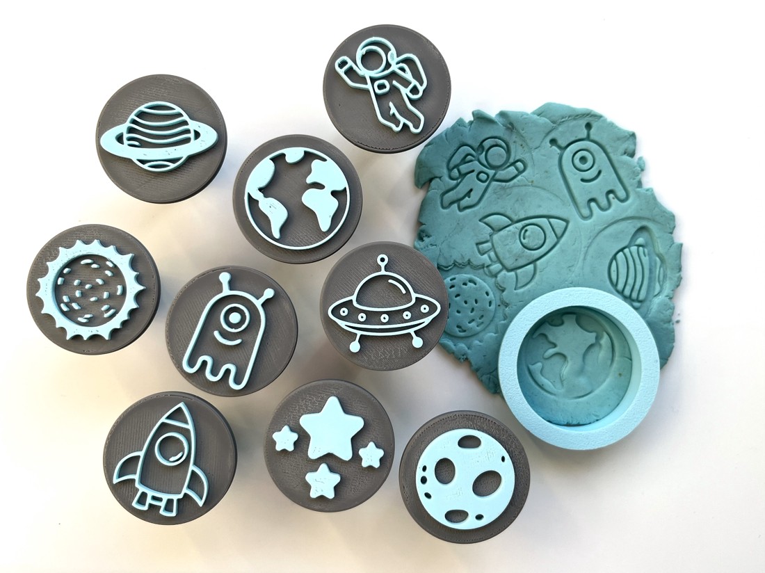 Set de ștampile și formele de prăjituri Astronautul Gyurma � Rachetă, astronaut, OZN și planete  - jucării și echipamente pentru copii - jocuri de gândire - jocuri de sortare a culorilor și formelor - Artynos.ro