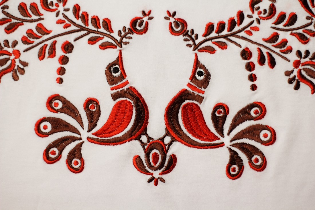 Tricou matyo brodat cu pasăre maro brodată - - Artynos.ro Tricou matyo brodat cu pasăre maro brodată - - Artynos.ro