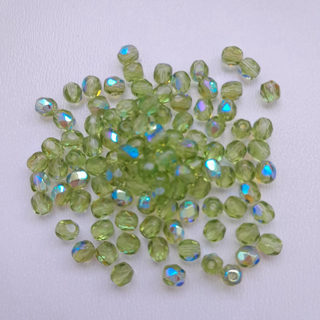 Mărgele cehe din sticlă lustruită - 4mm - 100 buc / pachet - verde colorat - - Artynos.ro Mărgele cehe din sticlă lustruită - 4mm - 100 buc / pachet - verde colorat - - Artynos.ro