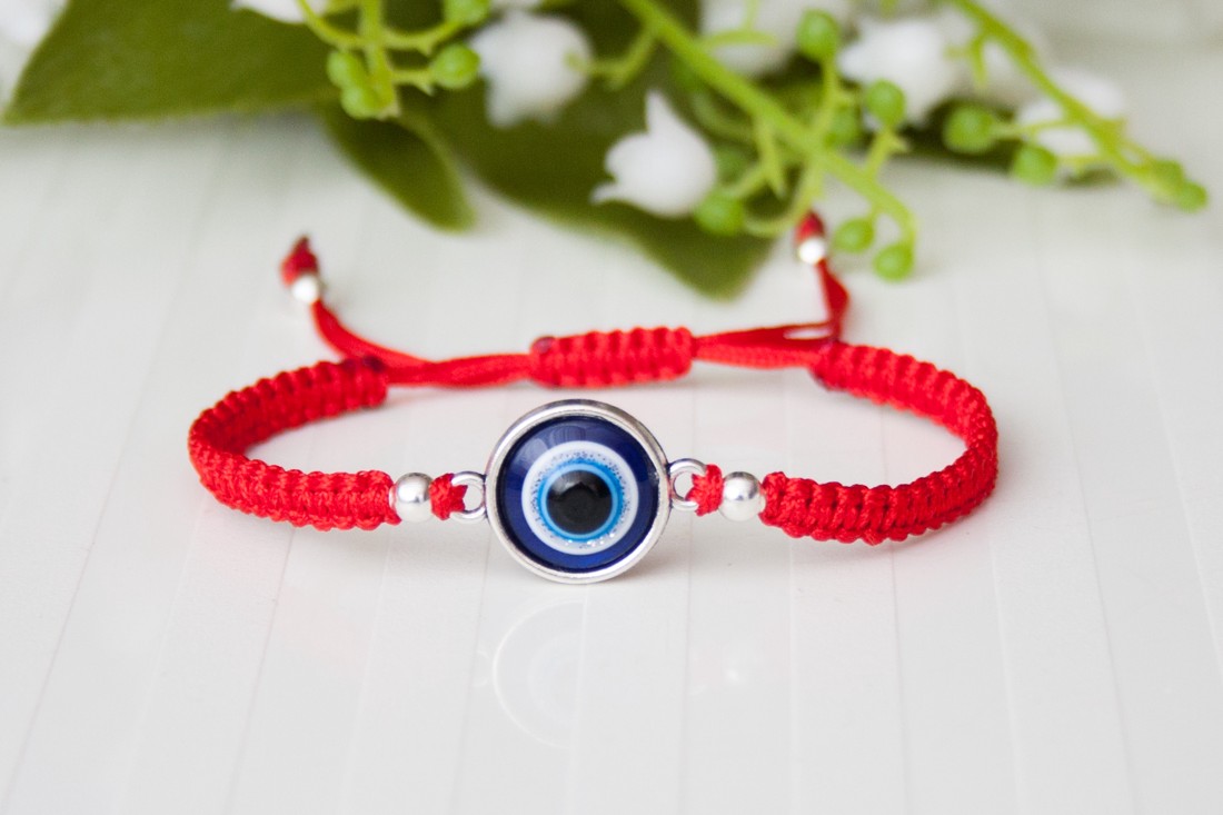 Brățară macramé împletită cu ochi de protecție - Roșu - - Artynos.ro Brățară macramé împletită cu ochi de protecție - Roșu - - Artynos.ro