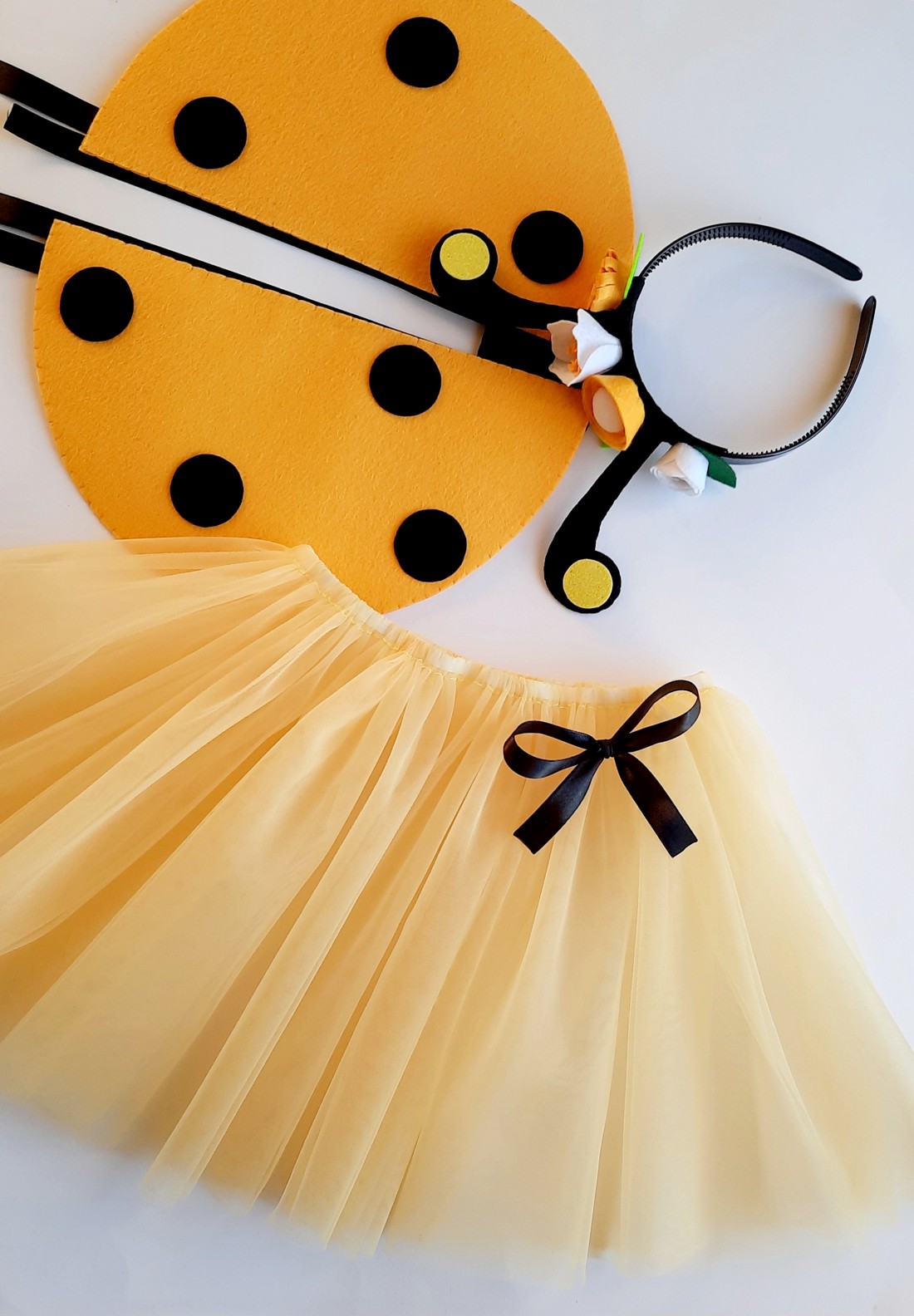 Costum galben de buburuză cu aripi și fustă - îmbrăcăminte și modă - costume și măști de carnaval - costume - Artynos.ro Costum galben de buburuză cu aripi și fustă - îmbrăcăminte și modă - costume și măști de carnaval - costume - Artynos.ro