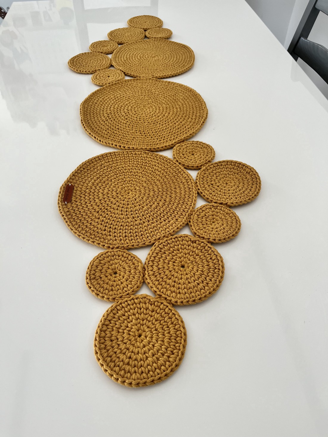 Croșetat alergător de masă - casă & stil de viață - accesorii pentru decorat casa - decorațiuni de masă și decorațiuni pentru rafturi  - fețe de masă croșetate - Artynos.ro