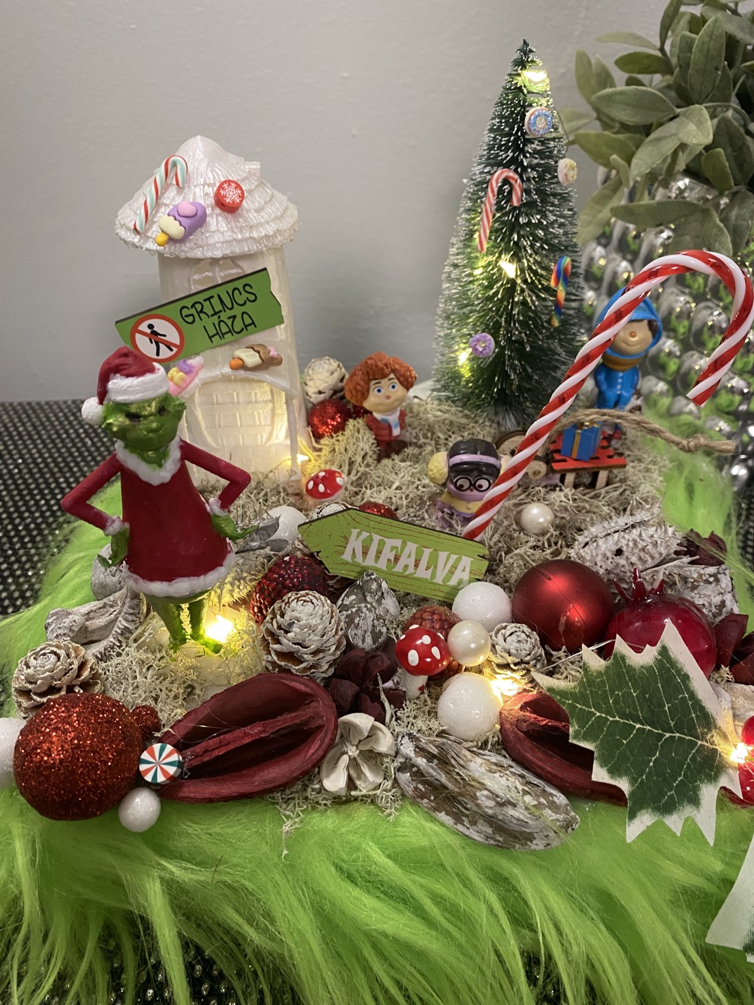 Masa de Crăciun Grinch dis - - Artynos.ro Masa de Crăciun Grinch dis - - Artynos.ro