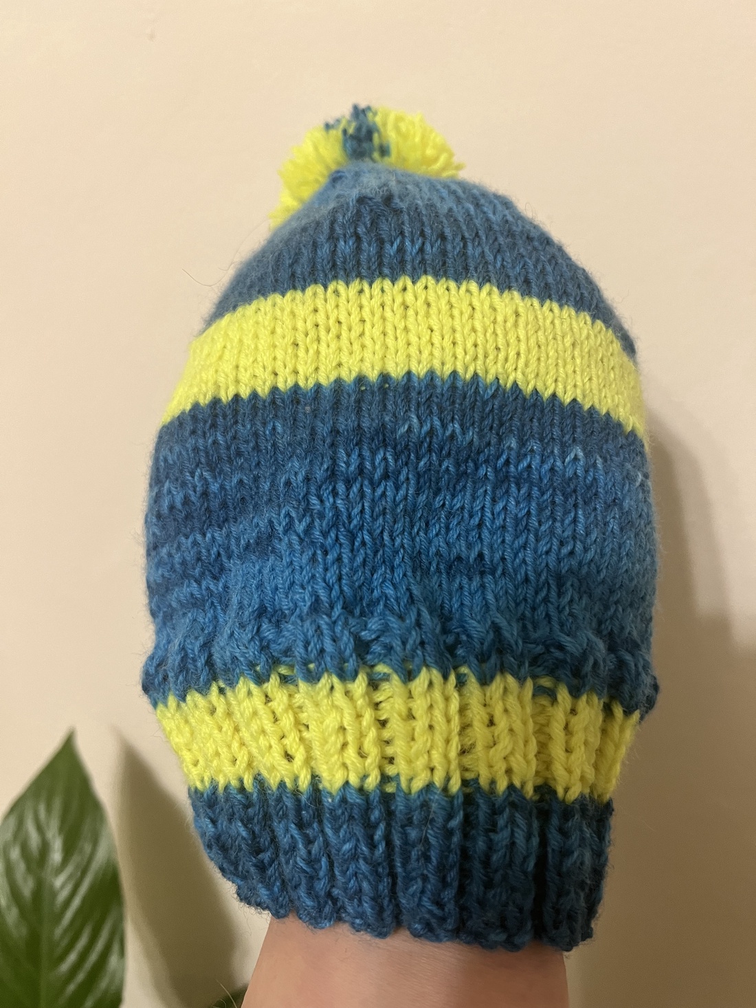 Căciulă veselă pentru copii, tricotată manual � Albastru și Galben Neon (44-46 cm) - jucării și echipamente pentru copii - saci și seturi pentru copii - pernă pentru copii, pernă micuță - Artynos.ro