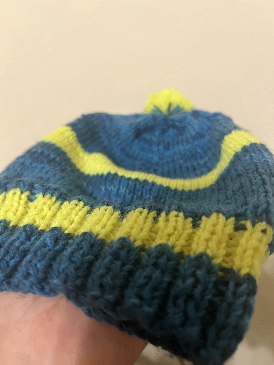 Căciulă veselă pentru copii, tricotată manual � Albastru și Galben Neon (44-46 cm) - jucării și echipamente pentru copii - saci și seturi pentru copii - pernă pentru copii, pernă micuță - Artynos.ro