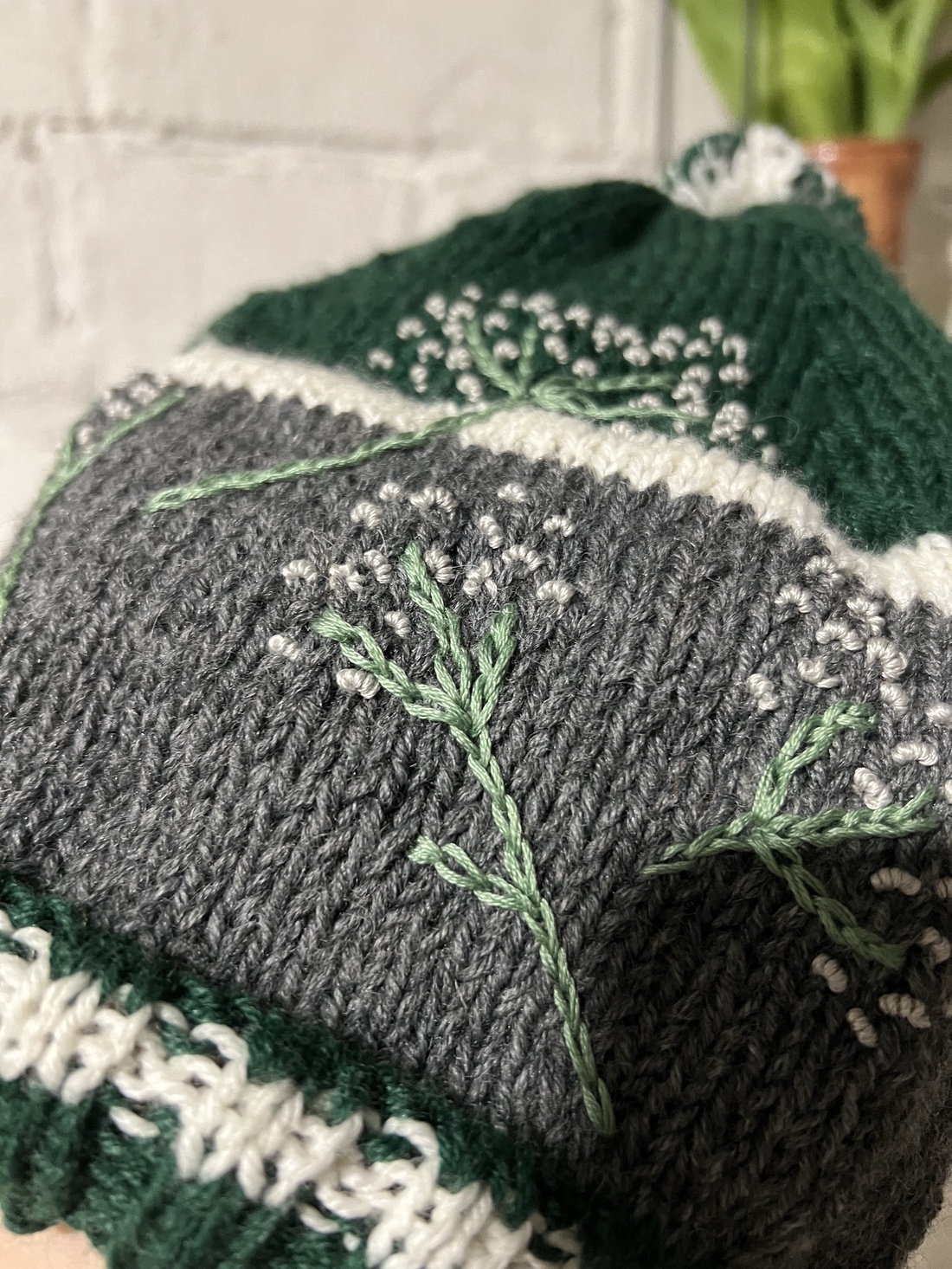 Căciulă de damă din lână, tricotată manual - îmbrăcăminte și modă - eșarfe, pălării, fularuri - căciulă - Artynos.ro