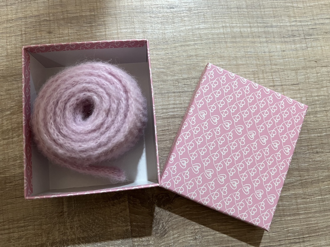 Eșarfă Mini Sophie tricotată manual � Roz din Alpacas și Mătase - îmbrăcăminte și modă - eșarfe, pălării, fularuri - eșarfe - Artynos.ro