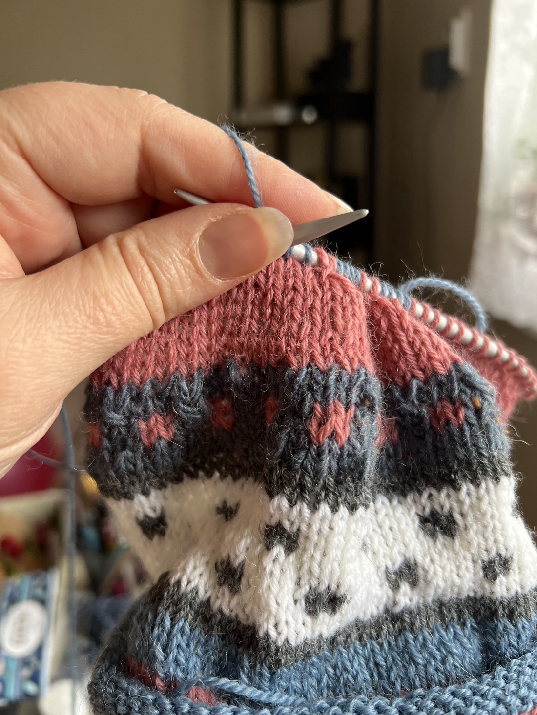 Căciulă tricotată pentru bebeluși � Model Peștișor, din fire naturale (44-46 cm) - jucării și echipamente pentru copii - saci și seturi pentru copii - pernă pentru copii, pernă micuță - Artynos.ro