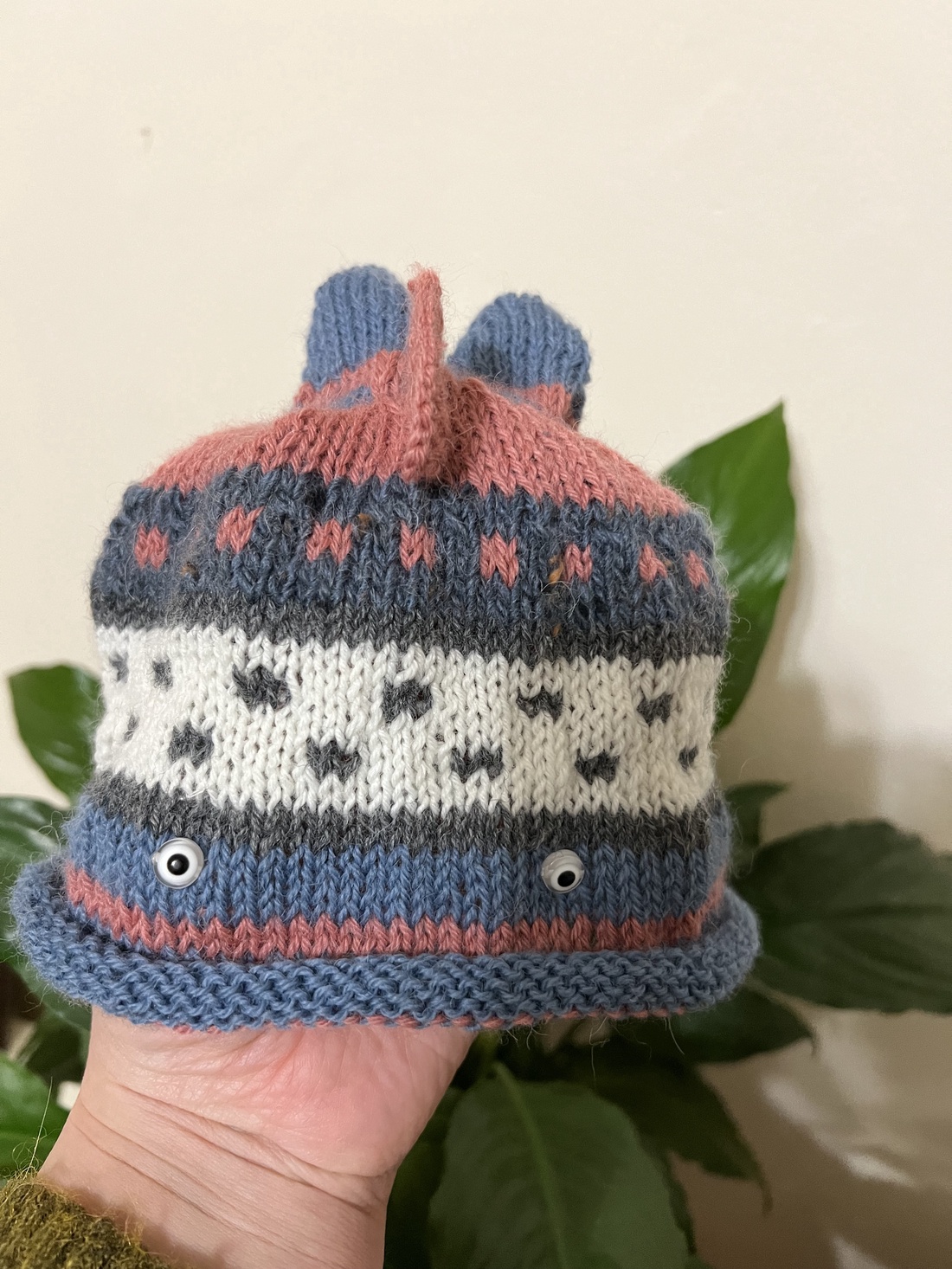 Căciulă tricotată pentru bebeluși � Model Peștișor, din fire naturale (44-46 cm) - jucării și echipamente pentru copii - saci și seturi pentru copii - pernă pentru copii, pernă micuță - Artynos.ro