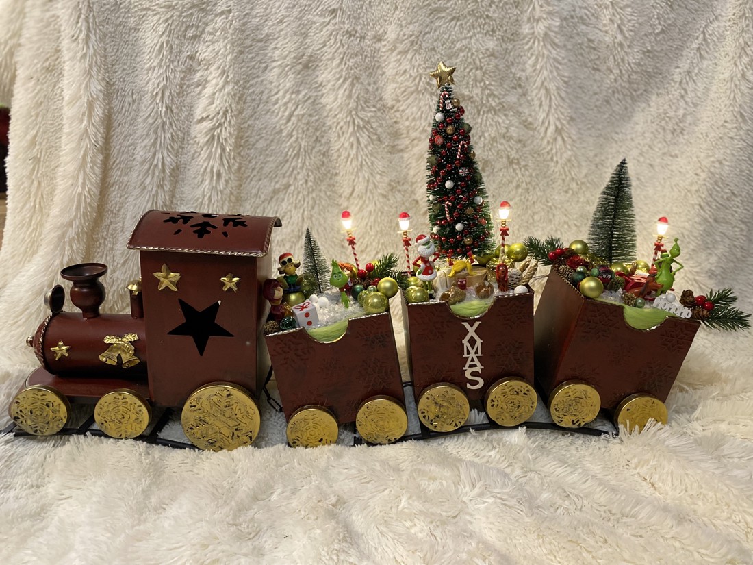 Grinch. Trenul de Crăciun în afara satului - - Artynos.ro Grinch. Trenul de Crăciun în afara satului - - Artynos.ro