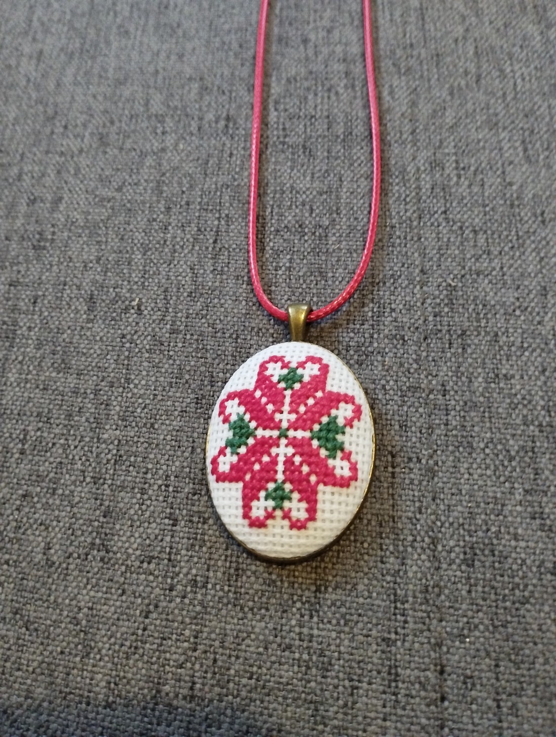 colier brodat cruce cu motiv popular - - Artynos.ro colier brodat cruce cu motiv popular - - Artynos.ro