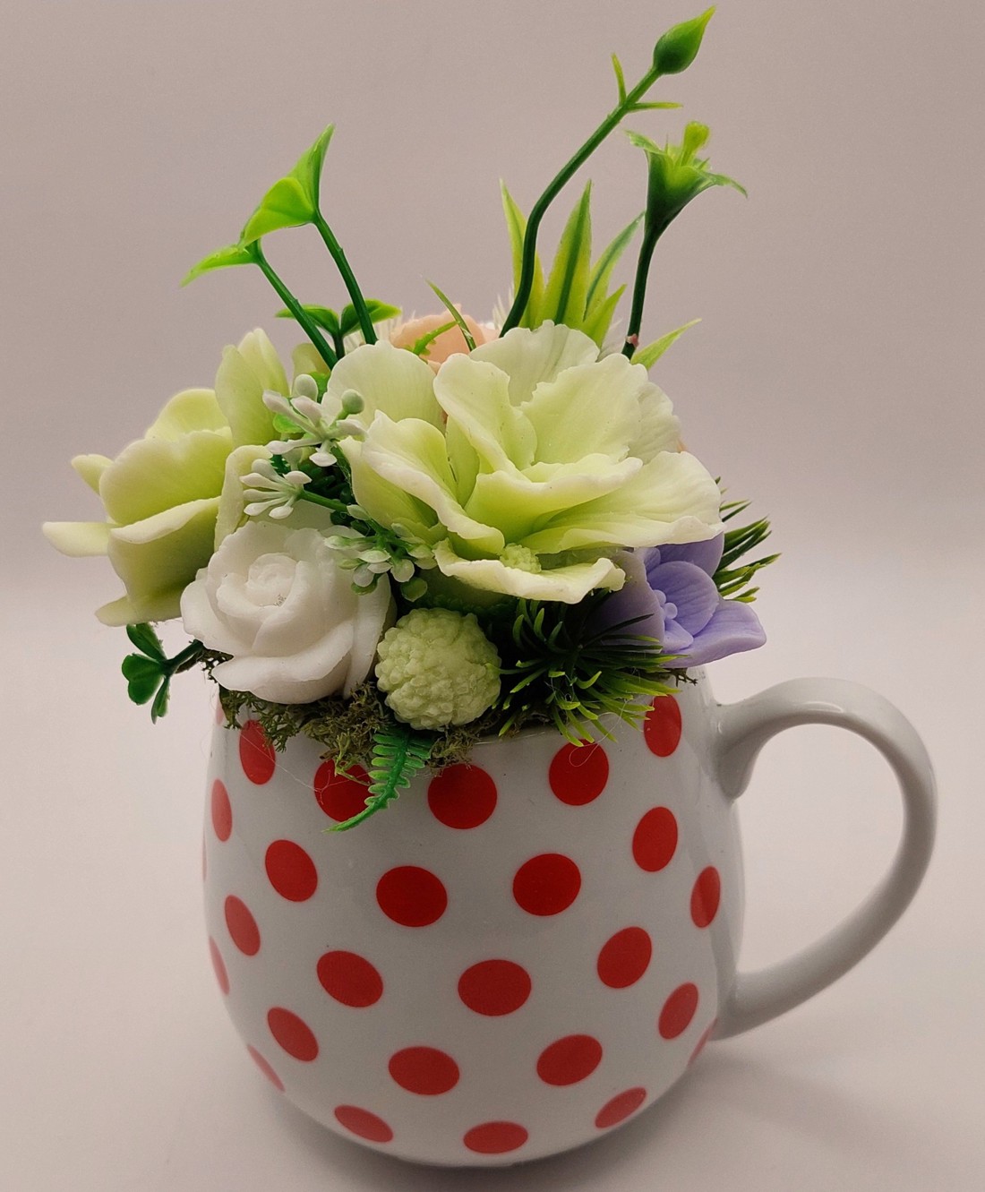 Cană umplută cu buline roșii -  - Artynos.ro