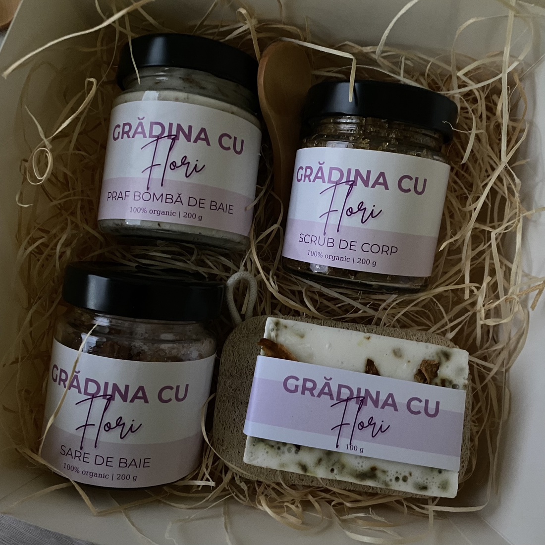 Set cadou SPA pentru baie, cu aromă florală - baie și frumusețe - accesorii de îngrijire personală - produse speciale pentru îngrijirea pielii - Artynos.ro Set cadou SPA pentru baie, cu aromă florală - baie și frumusețe - accesorii de îngrijire personală - produse speciale pentru îngrijirea pielii - Artynos.ro