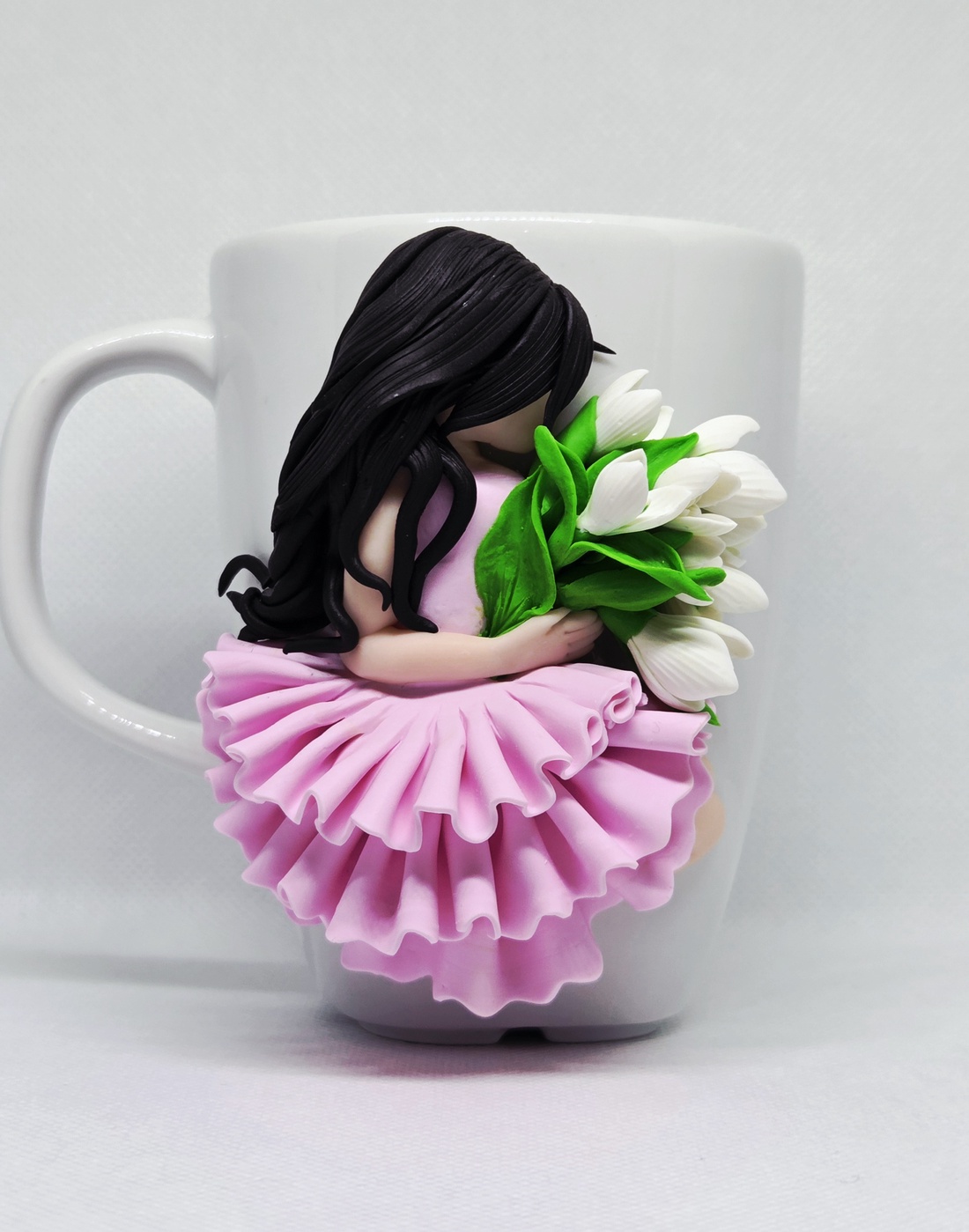 Cană personalizată, handmade, cu fetiță și flori � decor 3D din lut polimeric (FIMO), 300 ml - accessorii și unelte - plastilină - fimo - Artynos.ro