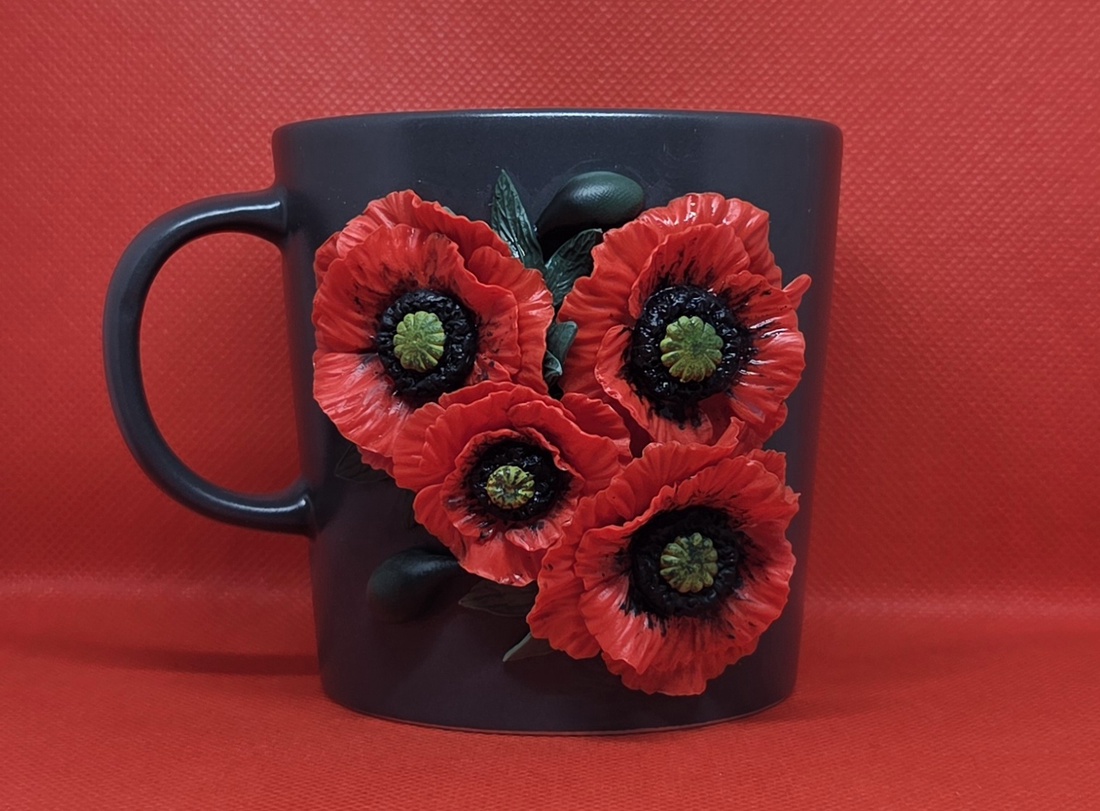 Cană personalizată, handmade, cu flori (maci) � decor 3D din lut polimeric (FIMO), 300 ml - accessorii și unelte - plastilină - fimo - Artynos.ro