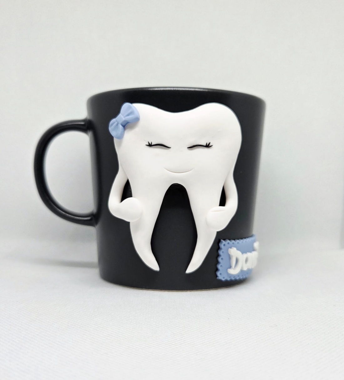 Cană personalizată, handmade, cu dințișor � decor 3D din lut polimeric (FIMO), 300 ml - accessorii și unelte - plastilină - modelare fimo - Artynos.ro