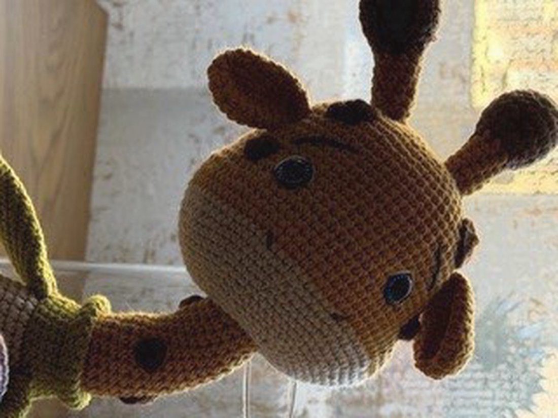 Girafa microbistă - jucării și echipamente pentru copii - plușuri - girafă de pluș - Artynos.ro