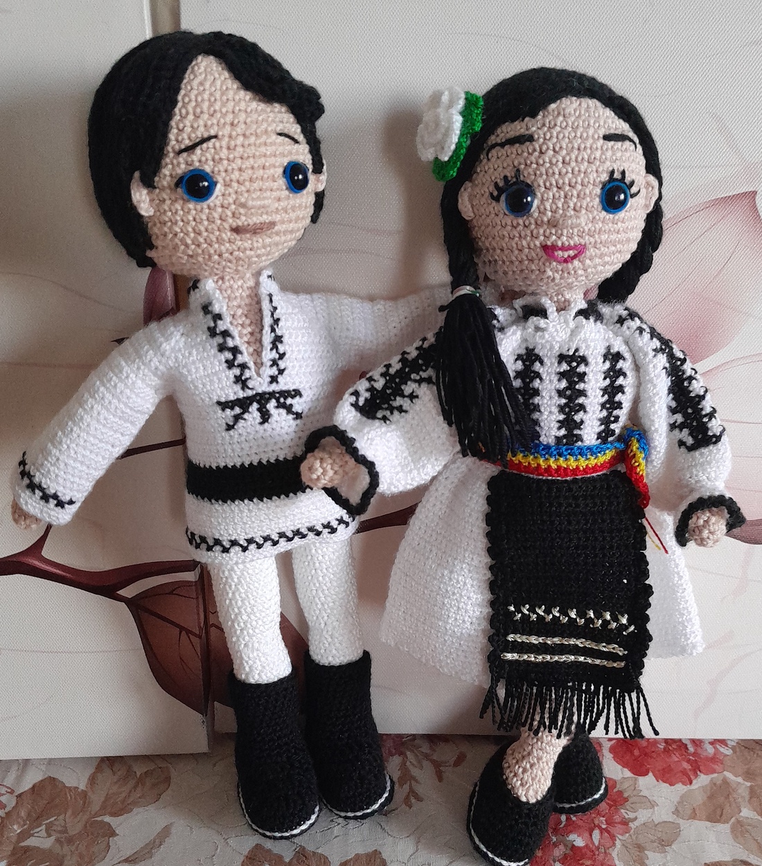 Păpuși croșetate în costum național tradiție și suflet în fiecare detaliu! - casă & stil de viață - set de cadou - Artynos.ro Păpuși croșetate în costum național tradiție și suflet în fiecare detaliu! - casă & stil de viață - set de cadou - Artynos.ro