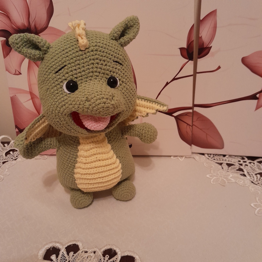 Dragonul vesel- jucarie crosetata - jucării și echipamente pentru copii - plușuri - dragon de pluș - Artynos.ro Dragonul vesel- jucarie crosetata - jucării și echipamente pentru copii - plușuri - dragon de pluș - Artynos.ro