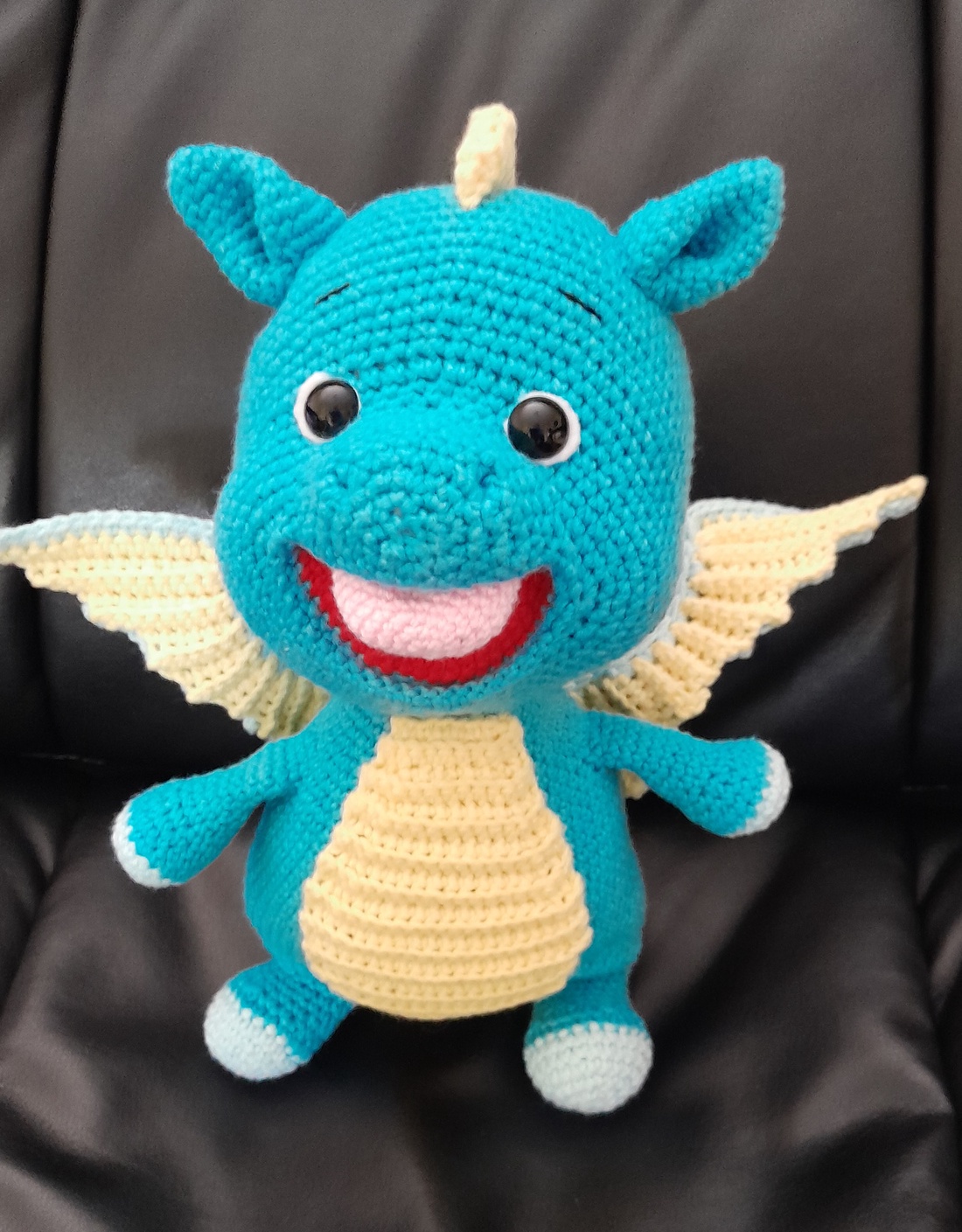 Dragonul vesel- jucarie crosetata - jucării și echipamente pentru copii - plușuri - dragon de pluș - Artynos.ro Dragonul vesel- jucarie crosetata - jucării și echipamente pentru copii - plușuri - dragon de pluș - Artynos.ro
