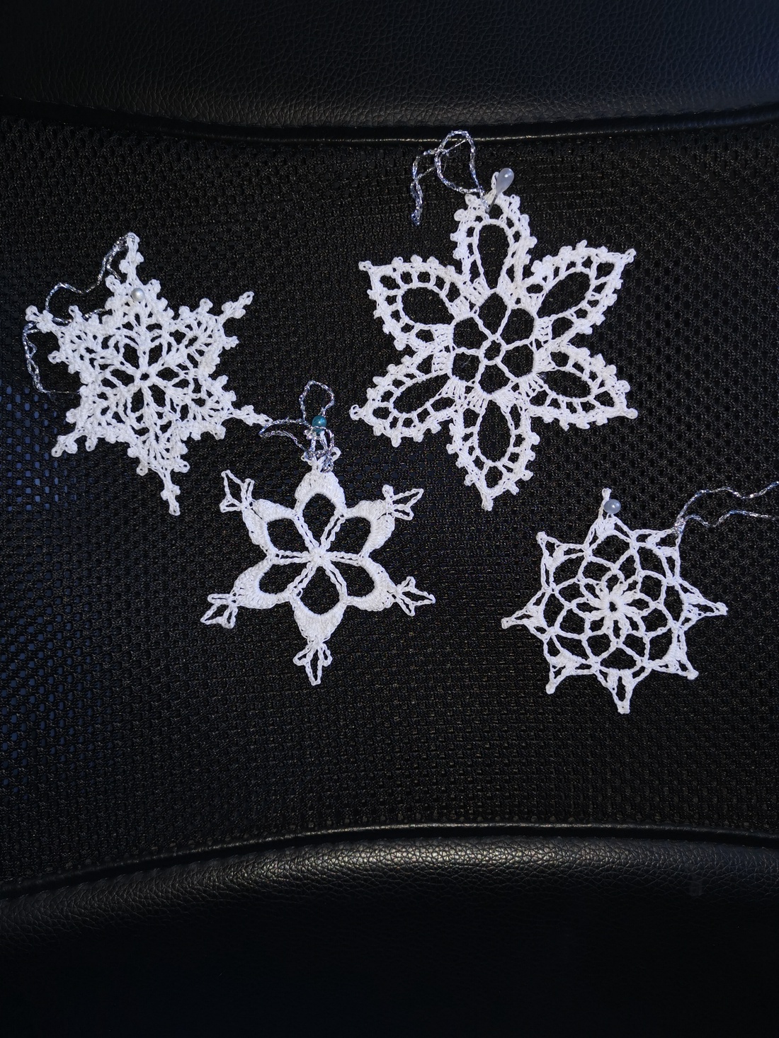 16 buc Ornamente Croșetate Manual  Magia Crăciunului într-un Set Unicat - crăciun - decorațiuni de crăciun de casă - figurine pentru pomul de crăciun - Artynos.ro