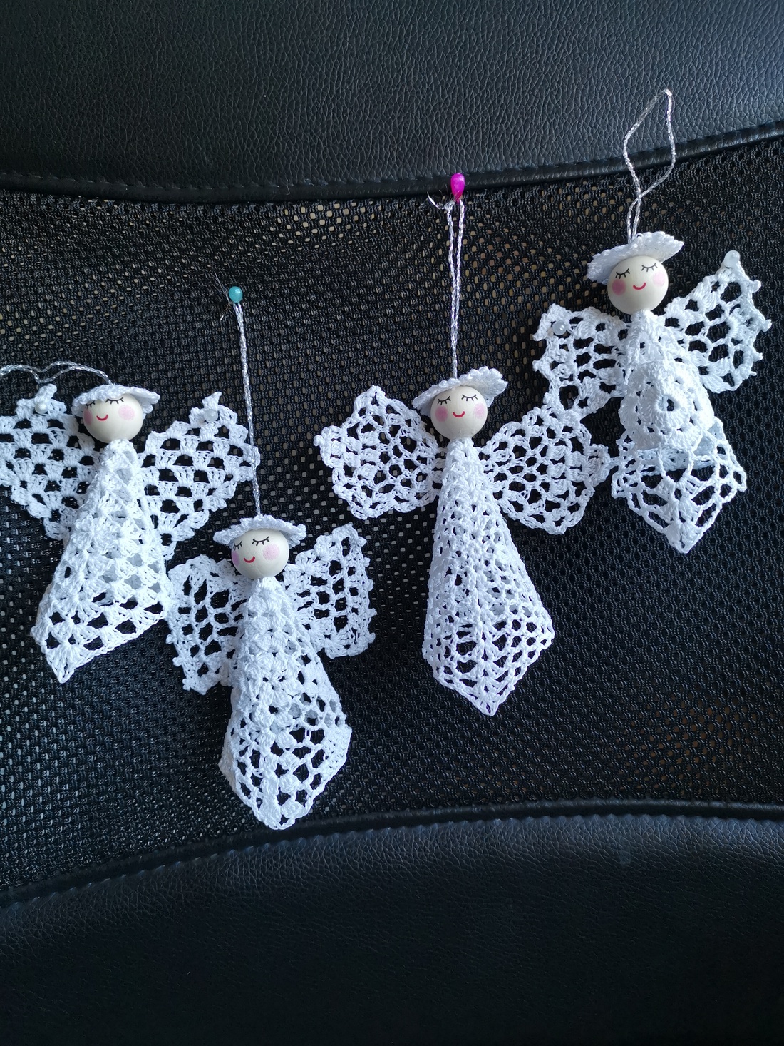 16 buc Ornamente Croșetate Manual  Magia Crăciunului într-un Set Unicat - crăciun - decorațiuni de crăciun de casă - figurine pentru pomul de crăciun - Artynos.ro