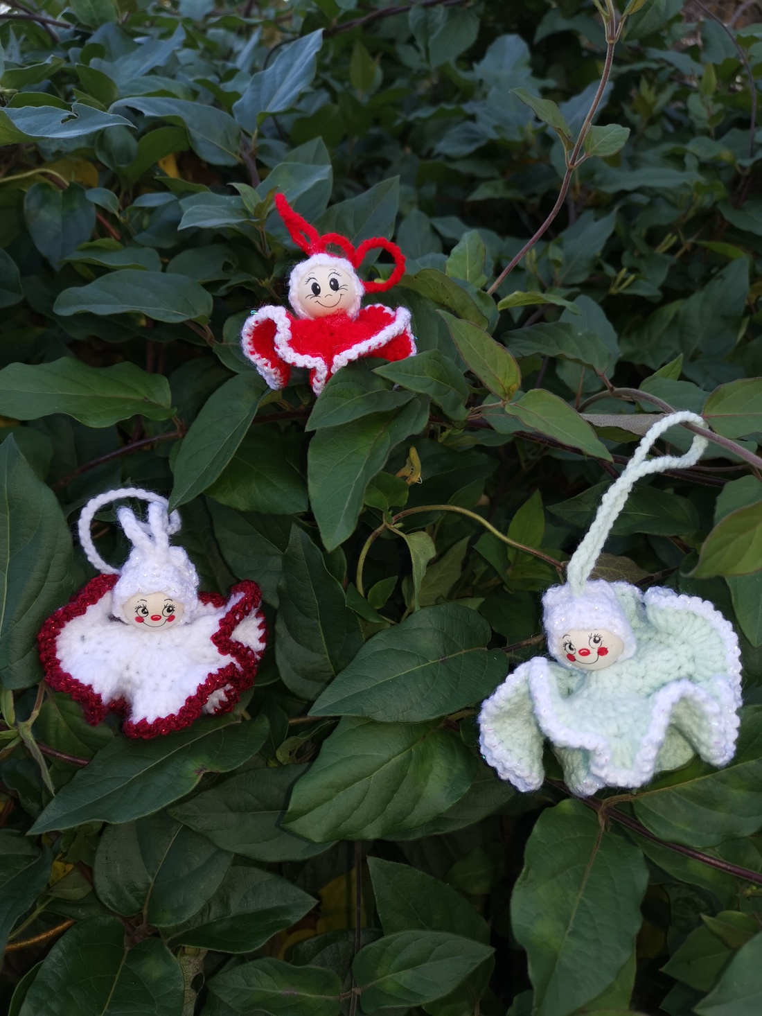 Ornamente croșetate pentru brad de Crăciun  decorațiuni handmade vesele - crăciun - decorațiuni de crăciun de casă - figurine pentru pomul de crăciun - Artynos.ro