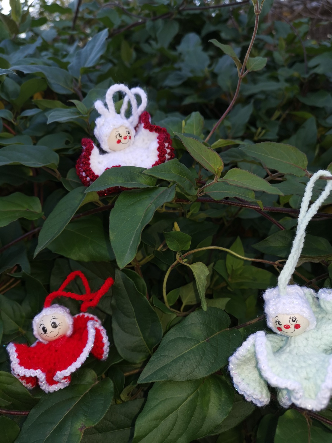 Ornamente croșetate pentru brad de Crăciun  decorațiuni handmade vesele - crăciun - decorațiuni de crăciun de casă - figurine pentru pomul de crăciun - Artynos.ro