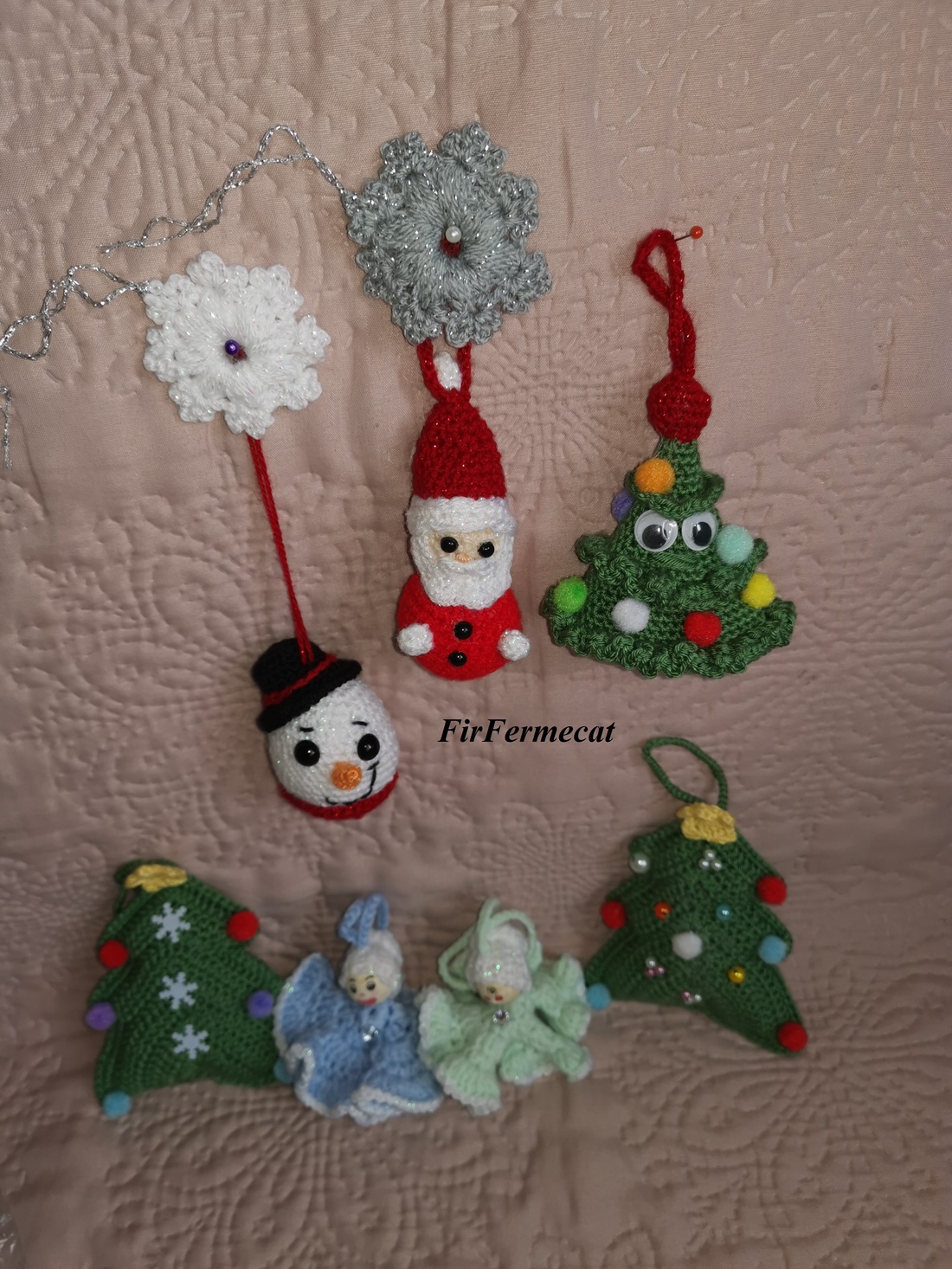 Ornamente croșetate pentru brad de Crăciun � decorațiuni handmade veseleu - crăciun - decorațiuni de crăciun de casă - figurine pentru pomul de crăciun - Artynos.ro