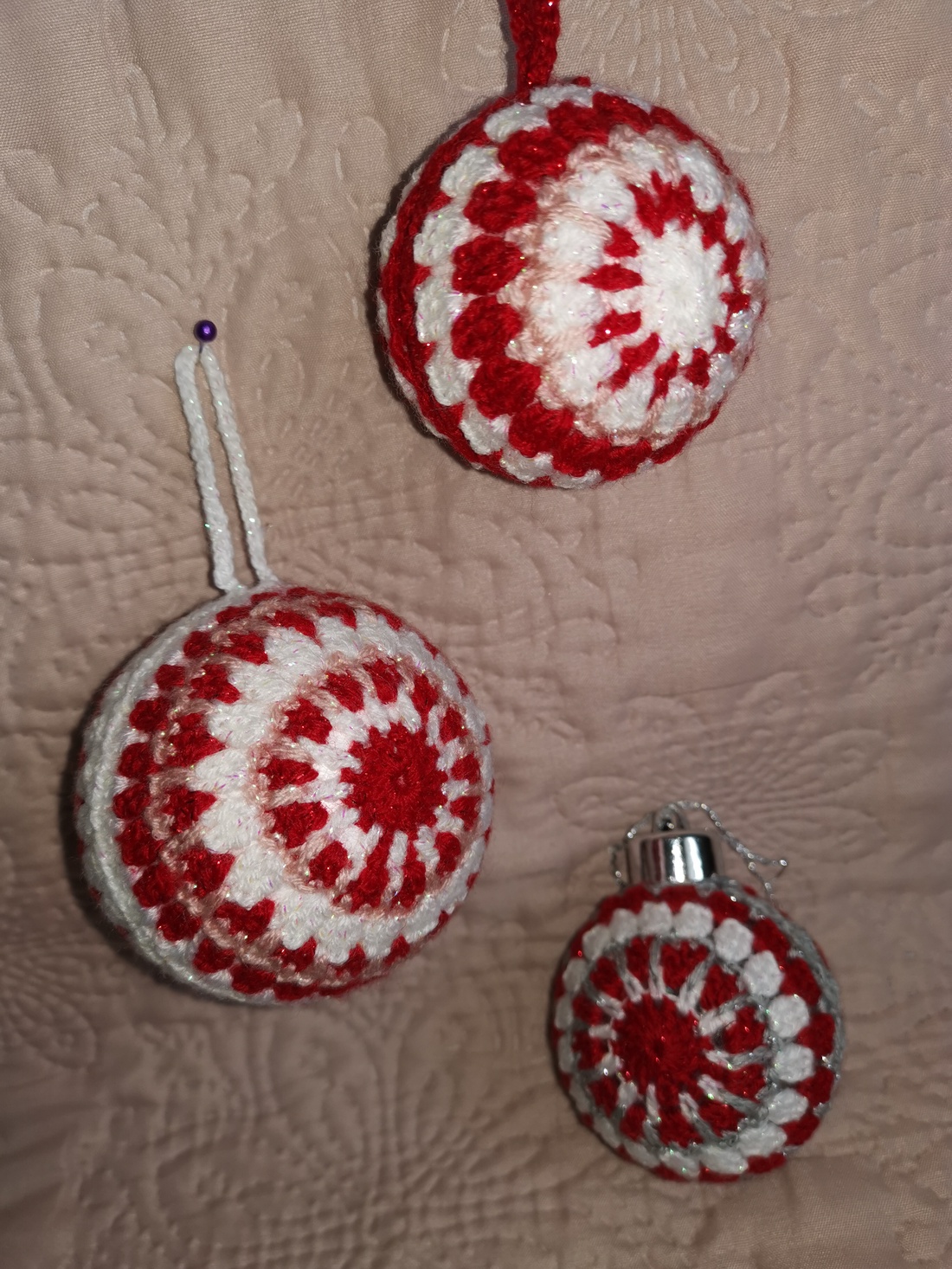 Ornamente croșetate pentru brad de Crăciun � decorațiuni handmade veseleu - crăciun - decorațiuni de crăciun de casă - figurine pentru pomul de crăciun - Artynos.ro