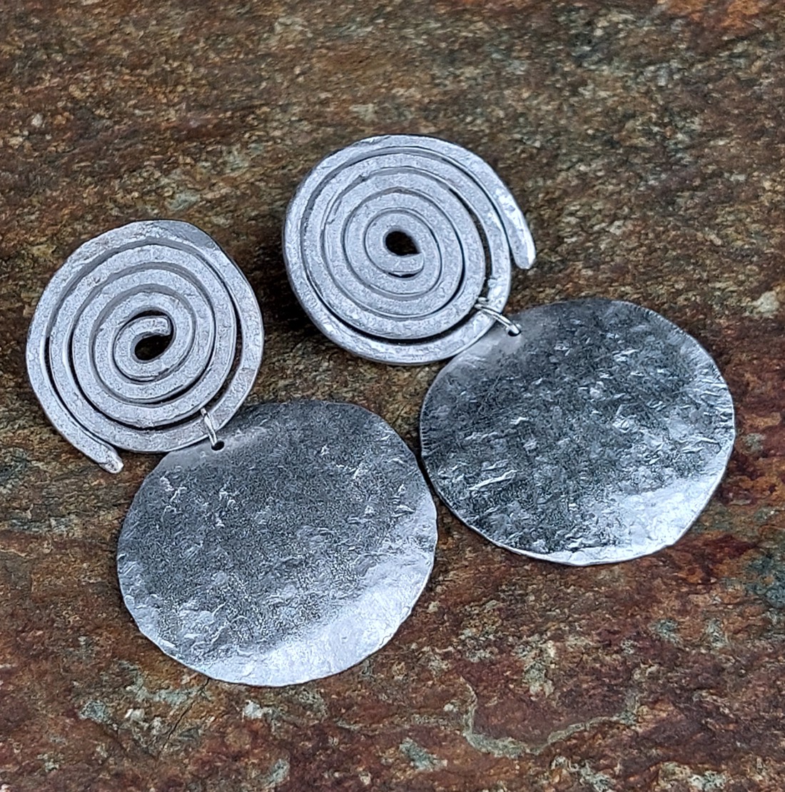 Cercei cu cerc dublu agățat din aluminiu - bijuterii - cercei hoops - Artynos.ro Cercei cu cerc dublu agățat din aluminiu - bijuterii - cercei hoops - Artynos.ro