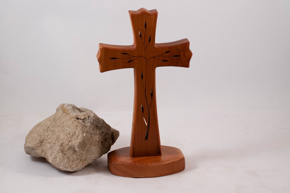 Cruce din lemn cu model, cruce de masă, cruce cu bază  - casă & stil de viață - accesorii religioase - cruce - Artynos.ro
