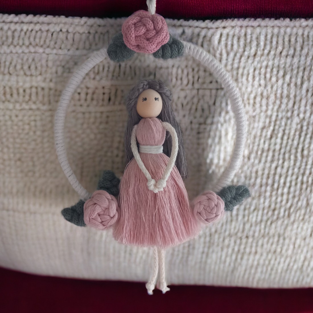 Decor de perete cu trandafiri macramé păpușă - - Artynos.ro Decor de perete cu trandafiri macramé păpușă - - Artynos.ro