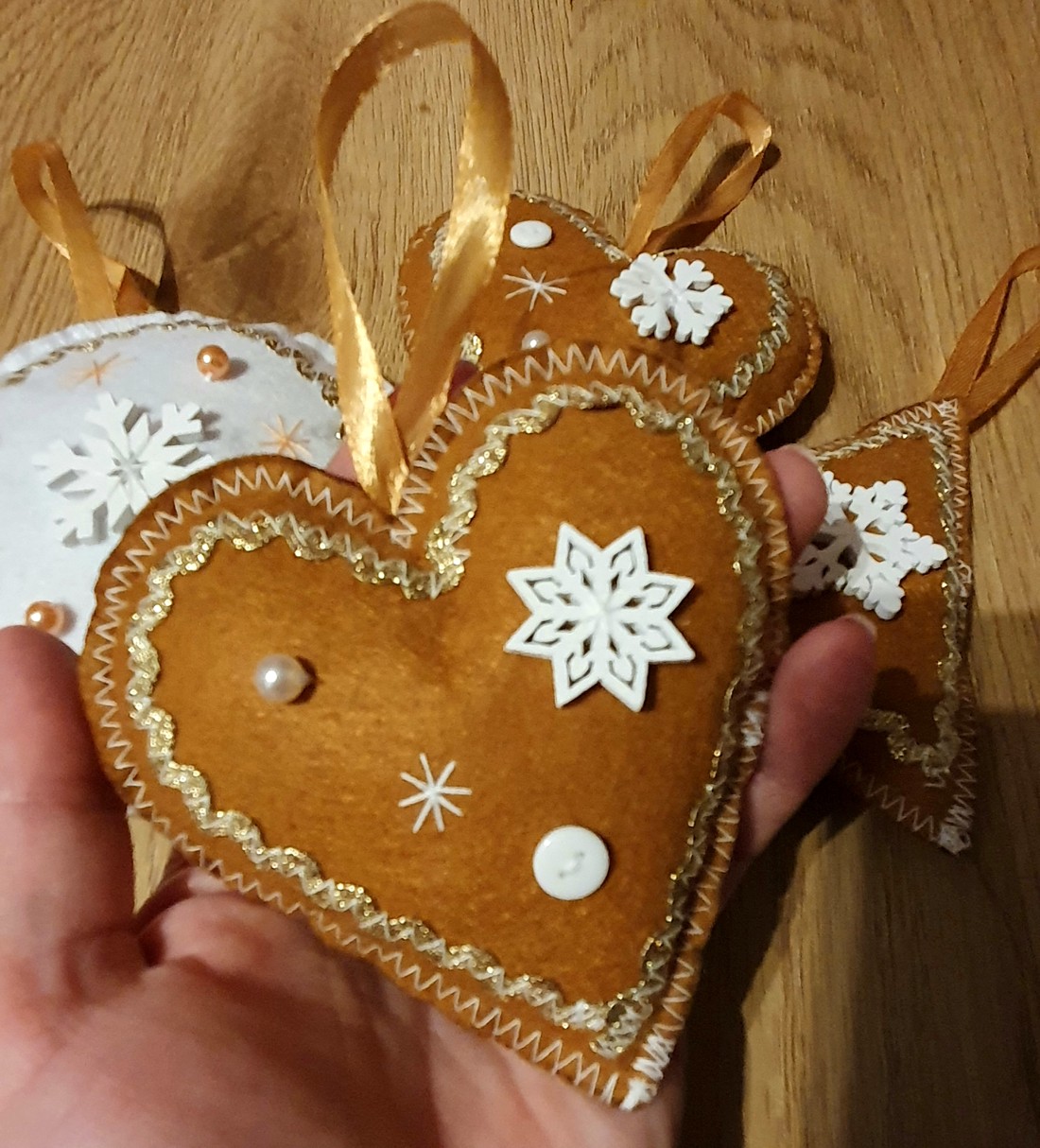 Gingerbread model simțit ornamente alb - auriu - - Artynos.ro Gingerbread model simțit ornamente alb - auriu - - Artynos.ro