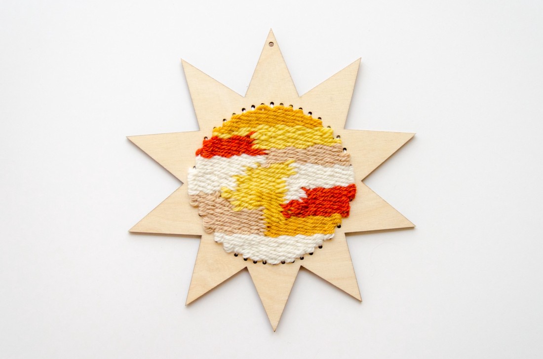 "Țeseți singur!" Kit DIY - Floare și soare pe un cadru de formă - - Artynos.ro "Țeseți singur!" Kit DIY - Floare și soare pe un cadru de formă - - Artynos.ro