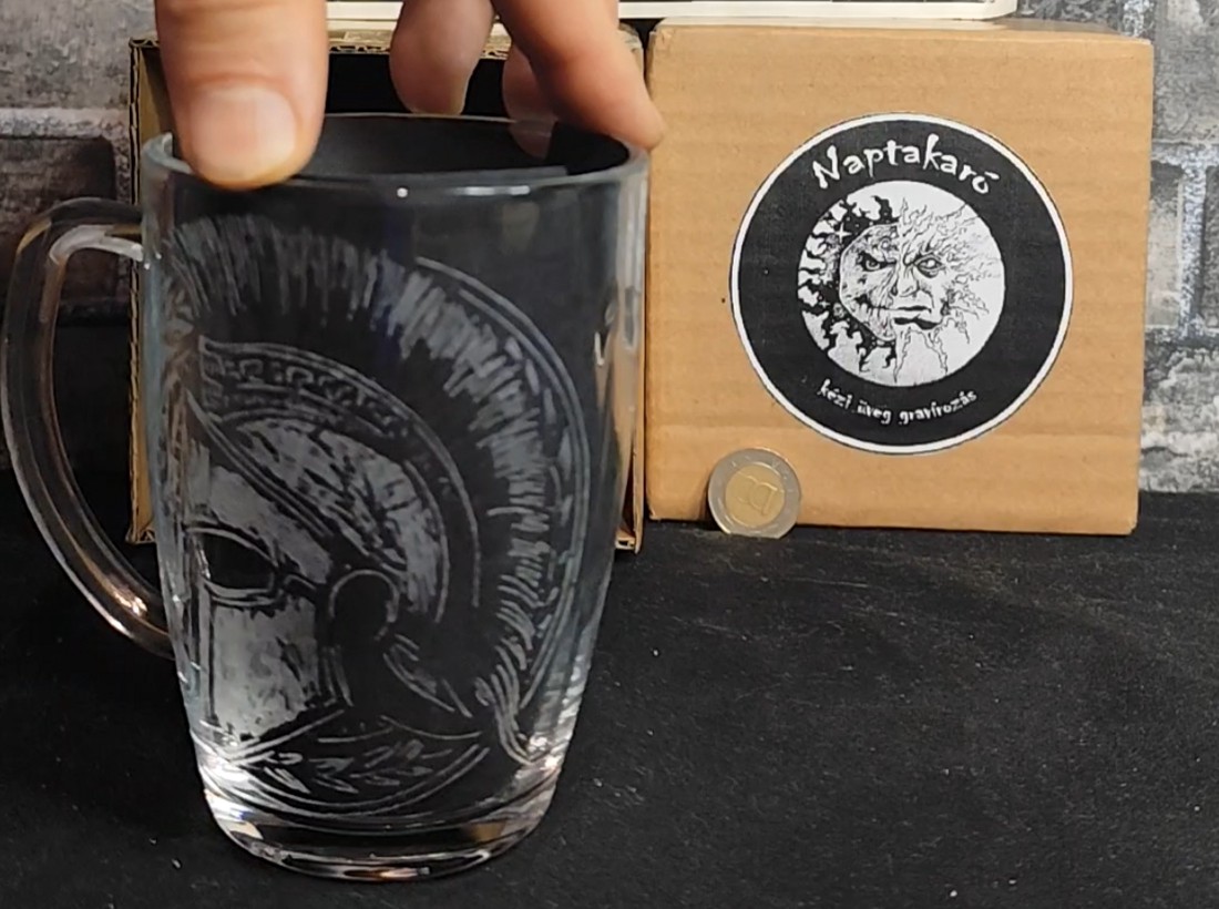 Cană de sticlă cu model de cască spartană  -  - Artynos.ro