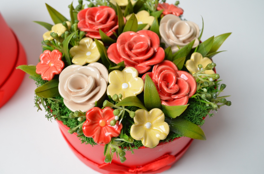 Cutie cu trandafiri, buchet de flori din ceramică, buchet de trandafiri - casă & stil de viață - decorațiuni de casă - accesorii florale - buchete de flori - Artynos.ro