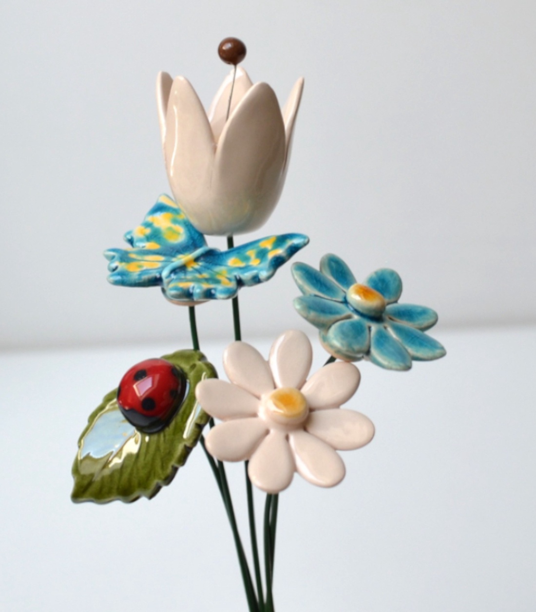 Buchet de flori din ceramică, cu flori mixte: alb/turcoaz - casă & stil de viață - decorațiuni de casă - accesorii florale - buchete de flori - Artynos.ro