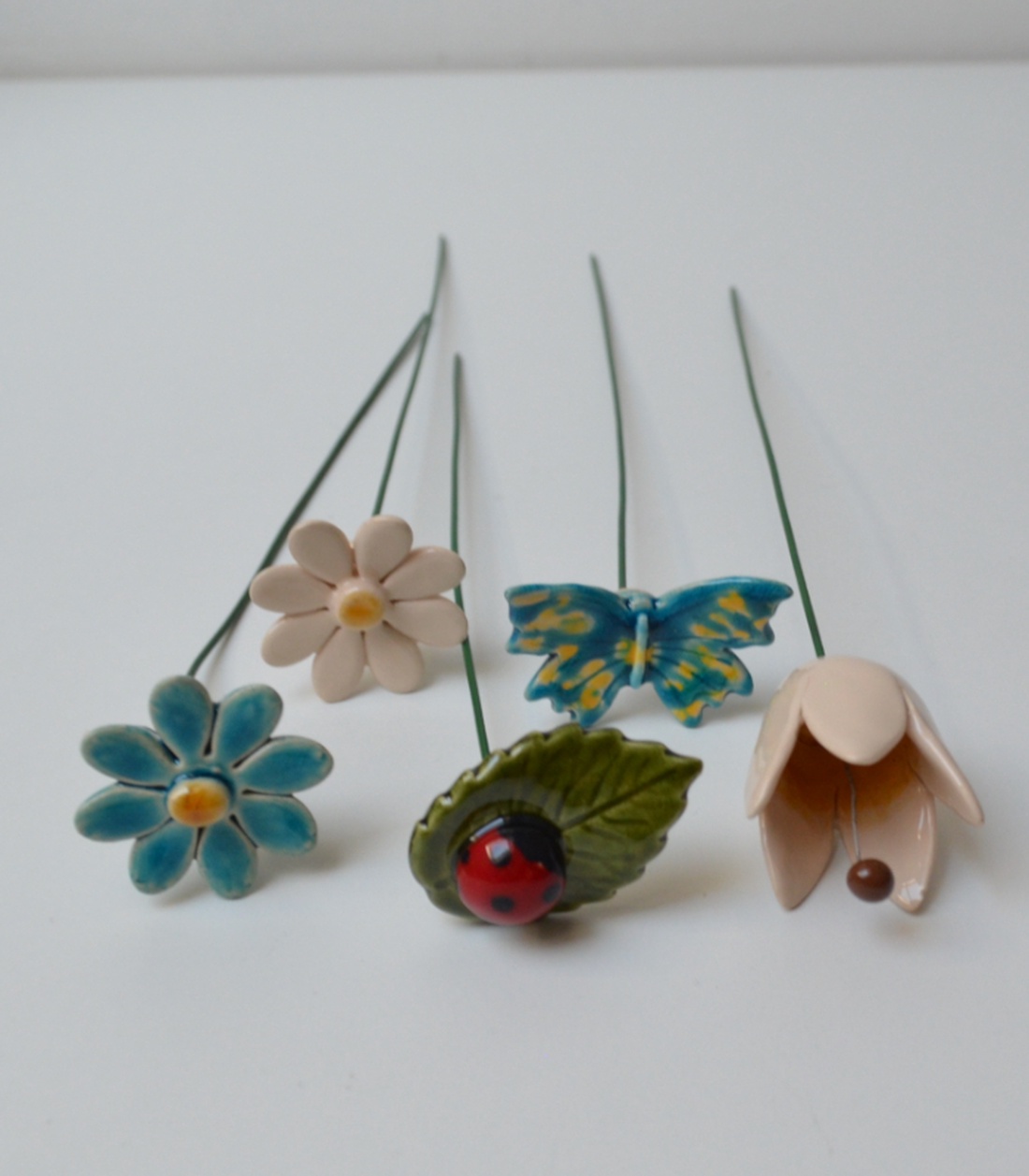 Buchet de flori din ceramică, cu flori mixte: alb/turcoaz - casă & stil de viață - decorațiuni de casă - accesorii florale - buchete de flori - Artynos.ro