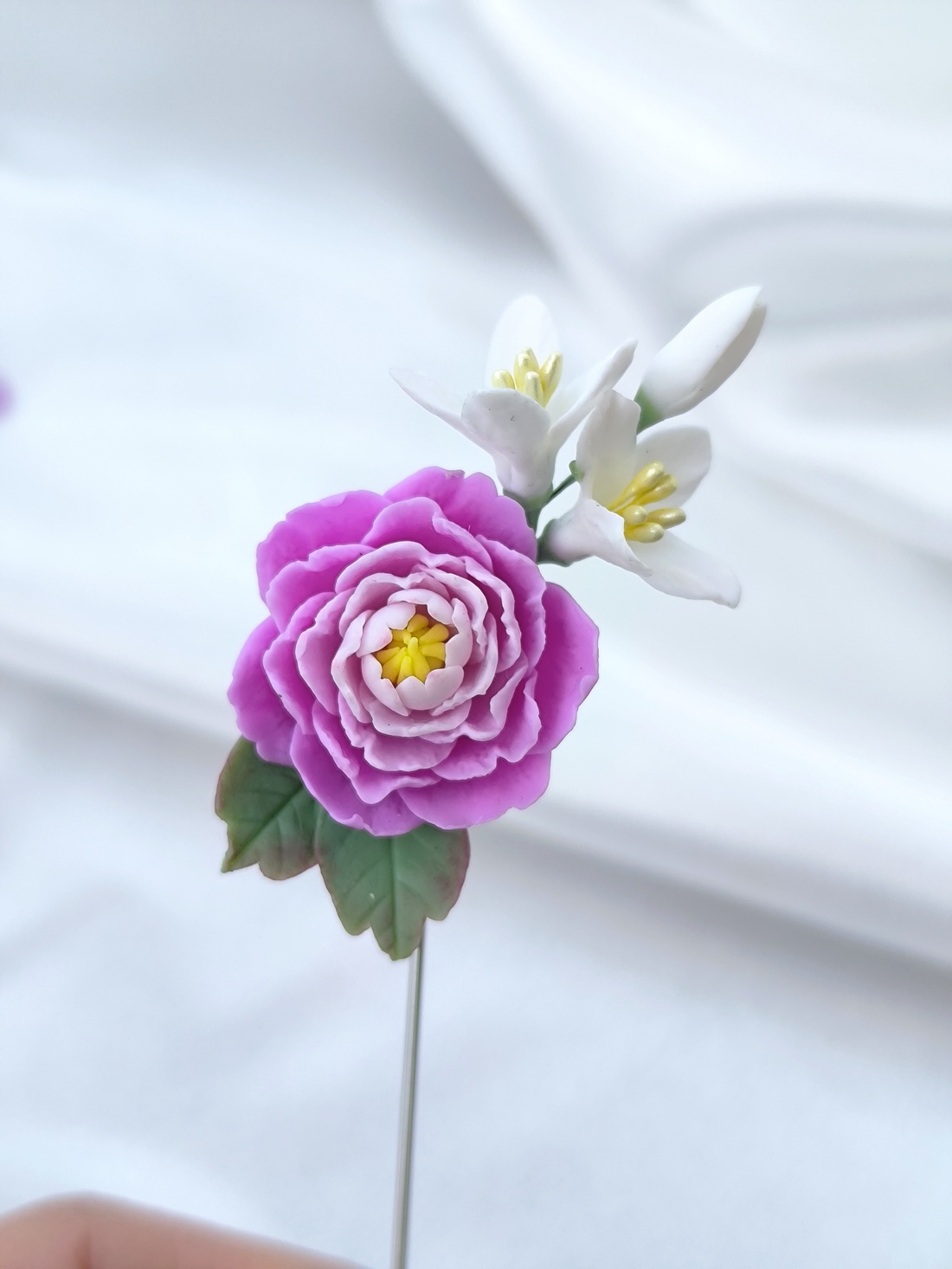 Broșa bujor și iasomie - bijuterii - broșe - Artynos.ro