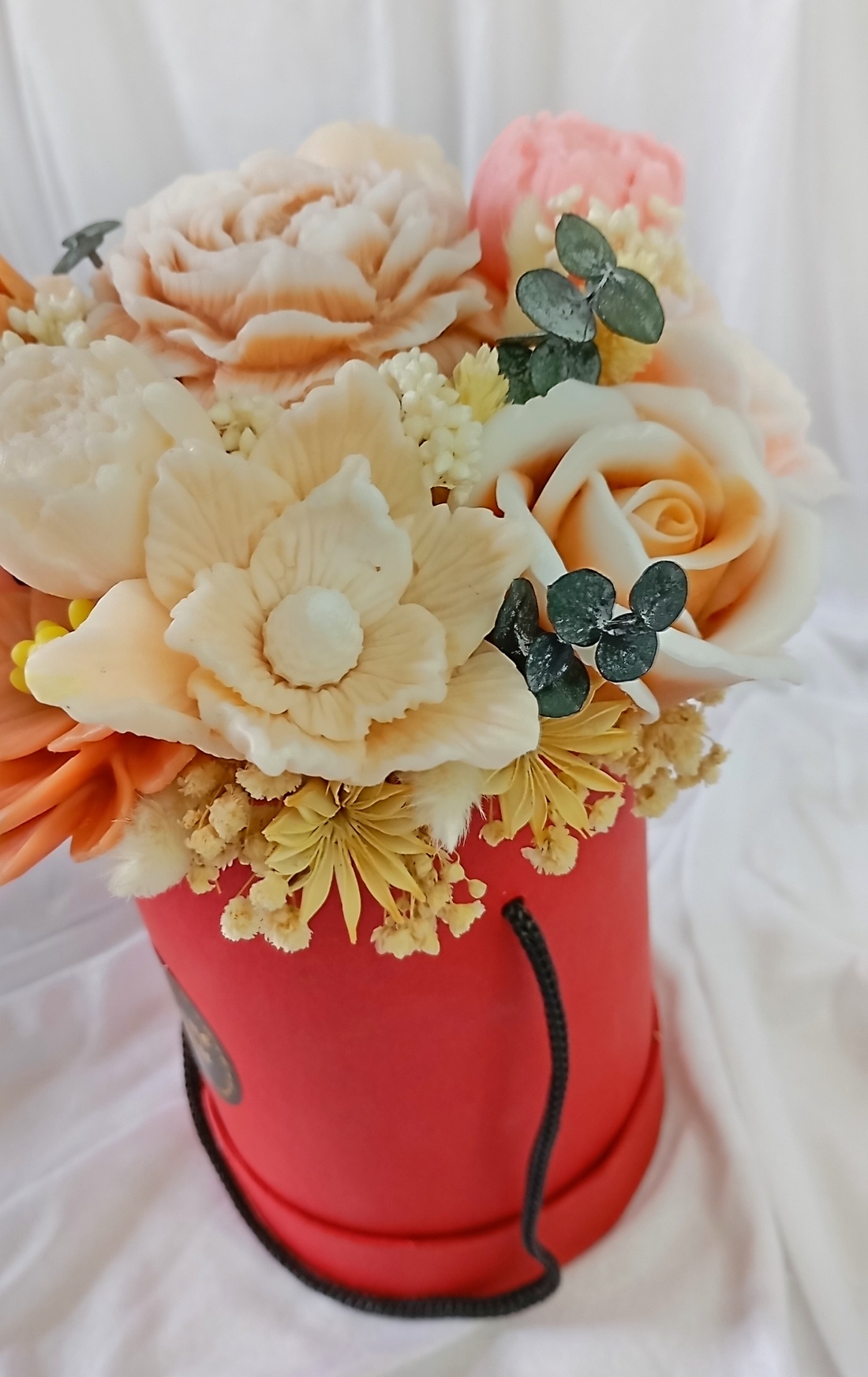 Aranjament din flori de săpun - casă & stil de viață - accesorii pentru decorat casa - suport de flori - cutii flori - Artynos.ro Aranjament din flori de săpun - casă & stil de viață - accesorii pentru decorat casa - suport de flori - cutii flori - Artynos.ro