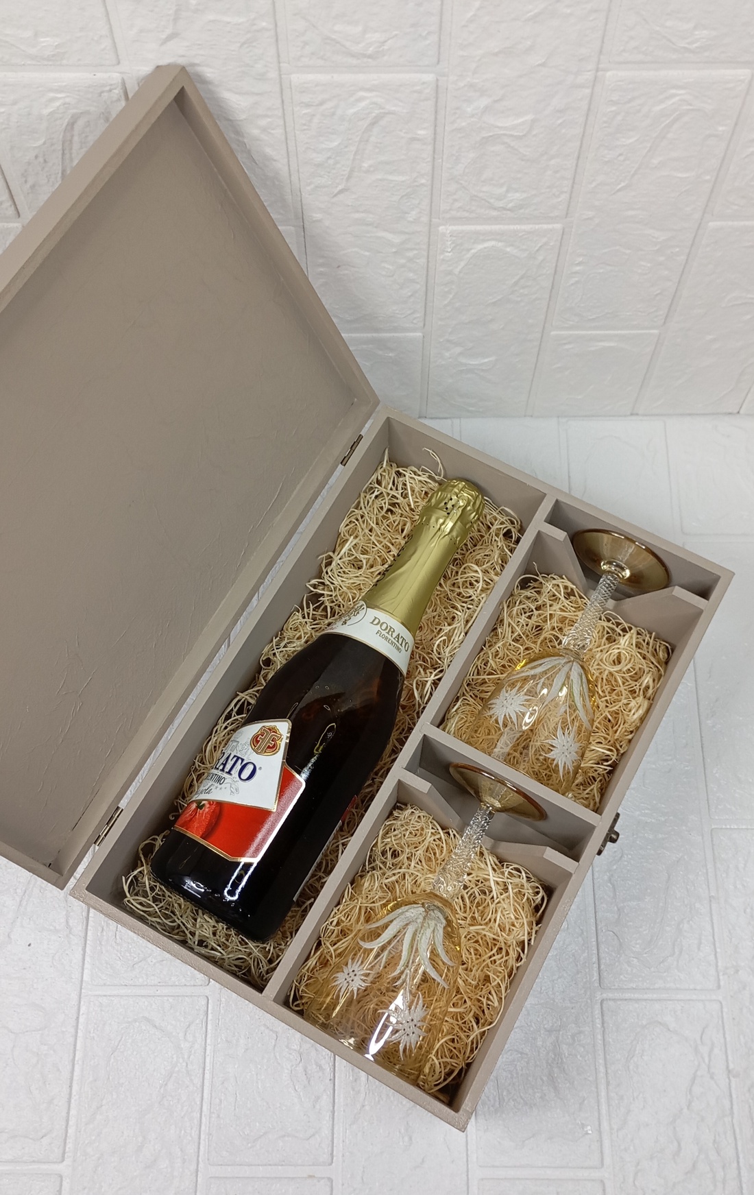 Cutie cadou pentru vin - accessorii și unelte - obiecte de decorare - acril - Artynos.ro Cutie cadou pentru vin - accessorii și unelte - obiecte de decorare - acril - Artynos.ro