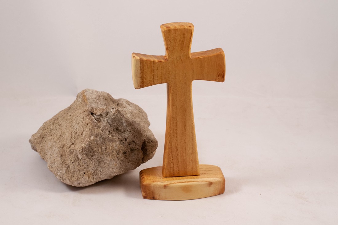 Cruce din lemn cu piedestal, cruce de masă - - Artynos.ro Cruce din lemn cu piedestal, cruce de masă - - Artynos.ro