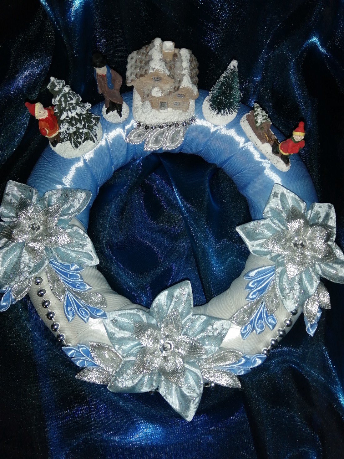 Crăciun albastru decor de masă cu cabana - crăciun - decorațiuni de crăciun de casă - decor pentru masă de crăciun - Artynos.ro Crăciun albastru decor de masă cu cabana - crăciun - decorațiuni de crăciun de casă - decor pentru masă de crăciun - Artynos.ro