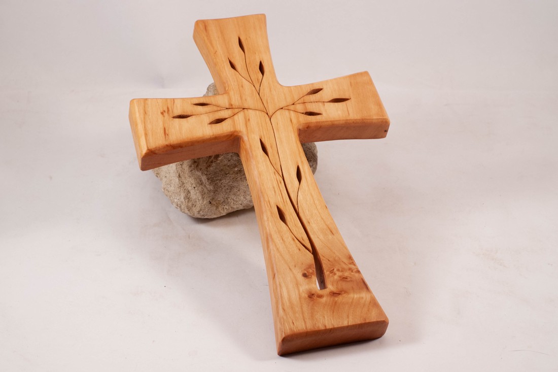 Cruce din lemn modelată, cruce de perete -  - Artynos.ro