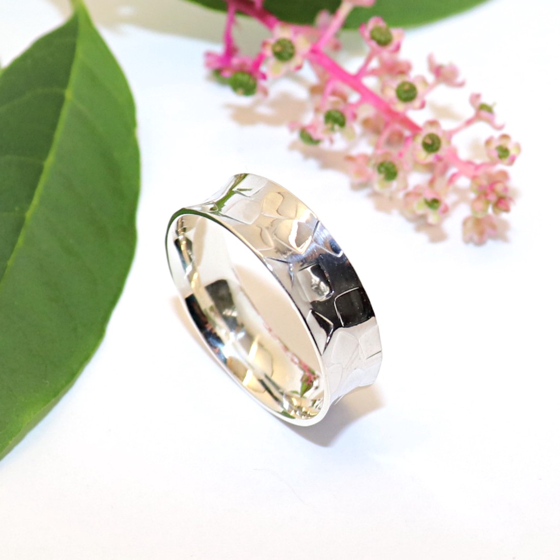 Inel concav din argint, pătrat martelat, mărimea 63 (VHO.28) - bijuterii - inele - inele statement - Artynos.ro Inel concav din argint, pătrat martelat, mărimea 63 (VHO.28) - bijuterii - inele - inele statement - Artynos.ro