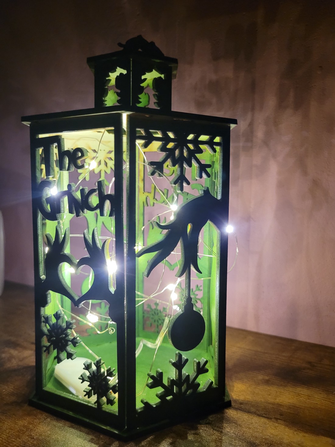 Lanternă Grinch - crăciun - decorațiuni de crăciun de casă - luminițe de crăciun - Artynos.ro Lanternă Grinch - crăciun - decorațiuni de crăciun de casă - luminițe de crăciun - Artynos.ro