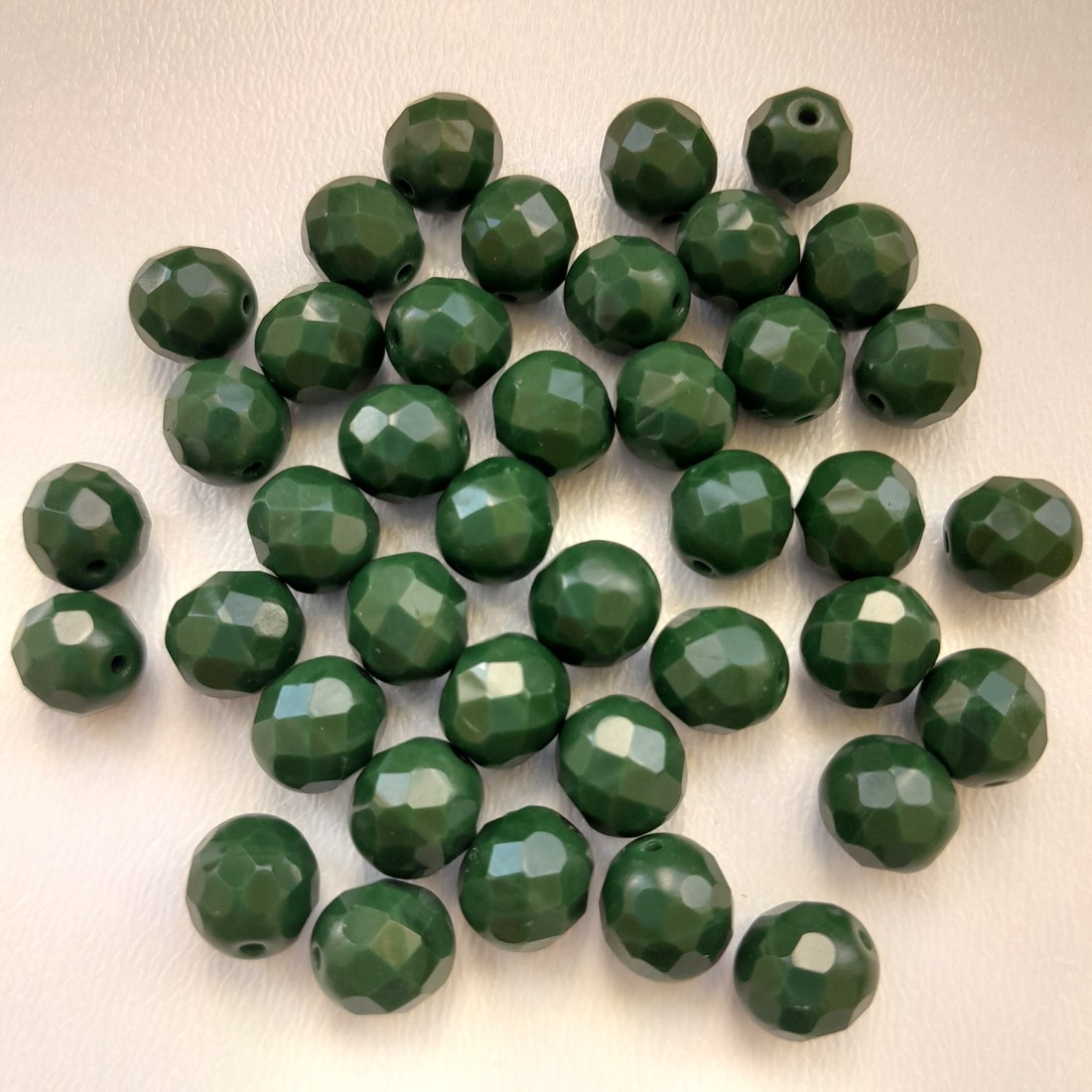 Mărgele cehe fațetate din sticlă - 8mm - 30 buc / pachet - verde închis - - Artynos.ro Mărgele cehe fațetate din sticlă - 8mm - 30 buc / pachet - verde închis - - Artynos.ro