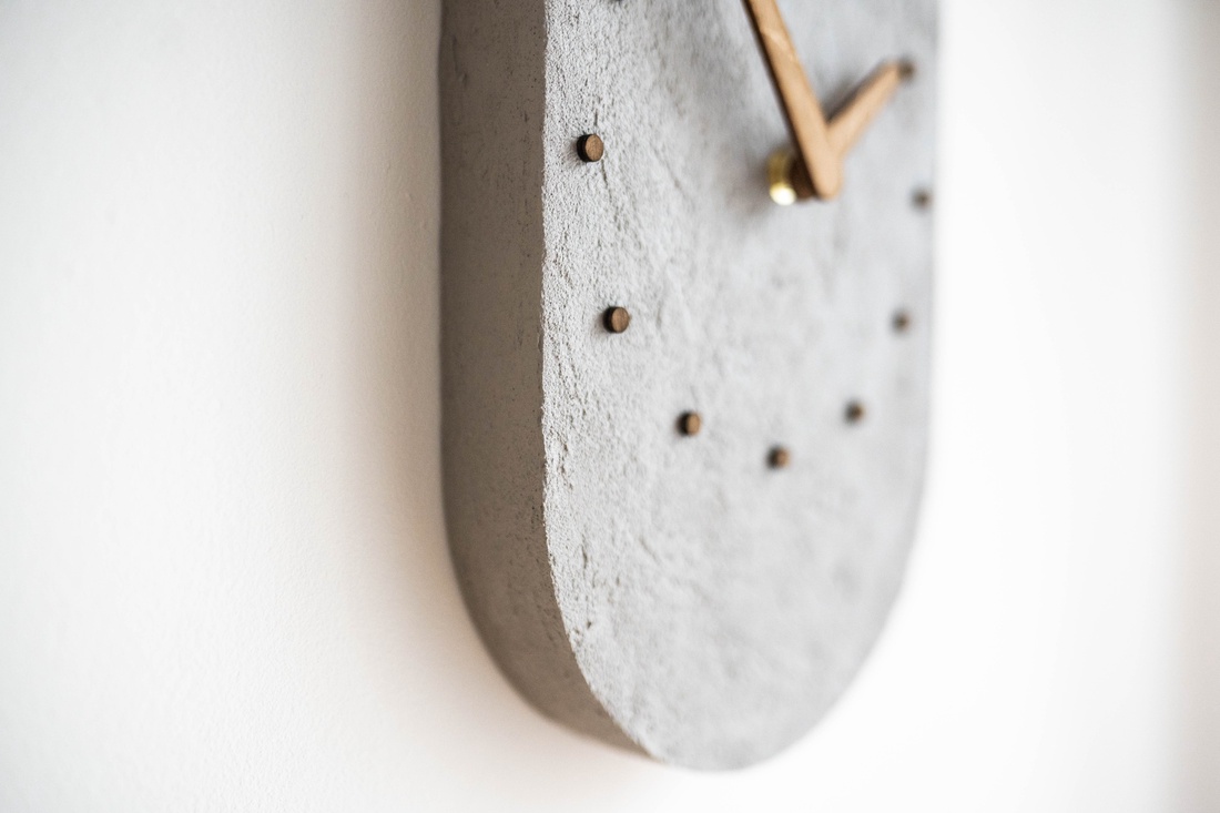 Ceas de perete oval cu efect de beton, silențios, cu limbi din lemn - casă & stil de viață - decorațiuni de casă - decorațiuni de pereți - ceasuri de perete - Artynos.ro